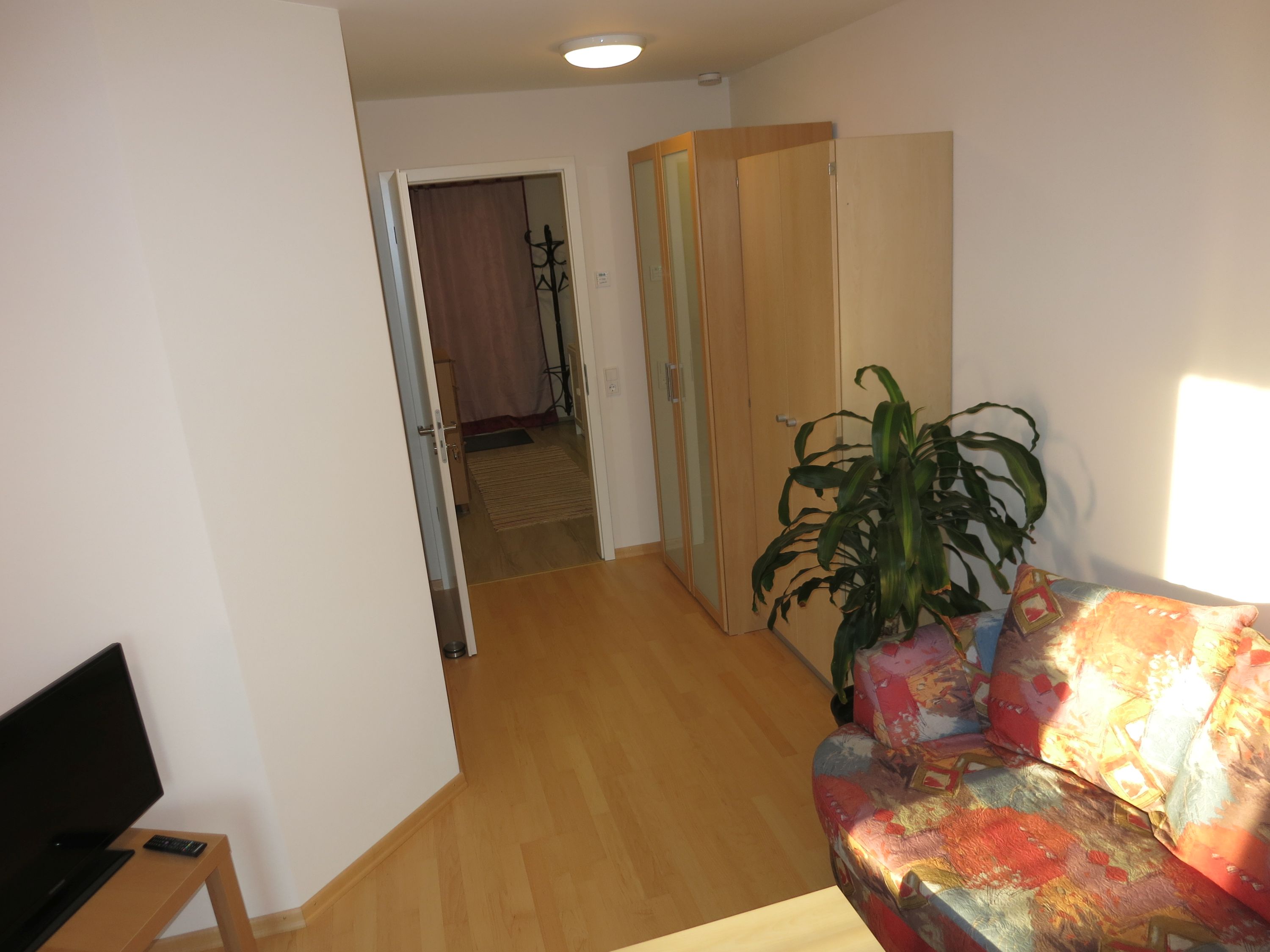 Monteurwohnung - PLZ 74226 (Deutschland) - Terrassen-Zimmer 3 - Voll möbliertes Zimmer mit separatem Bad in 2er-WG