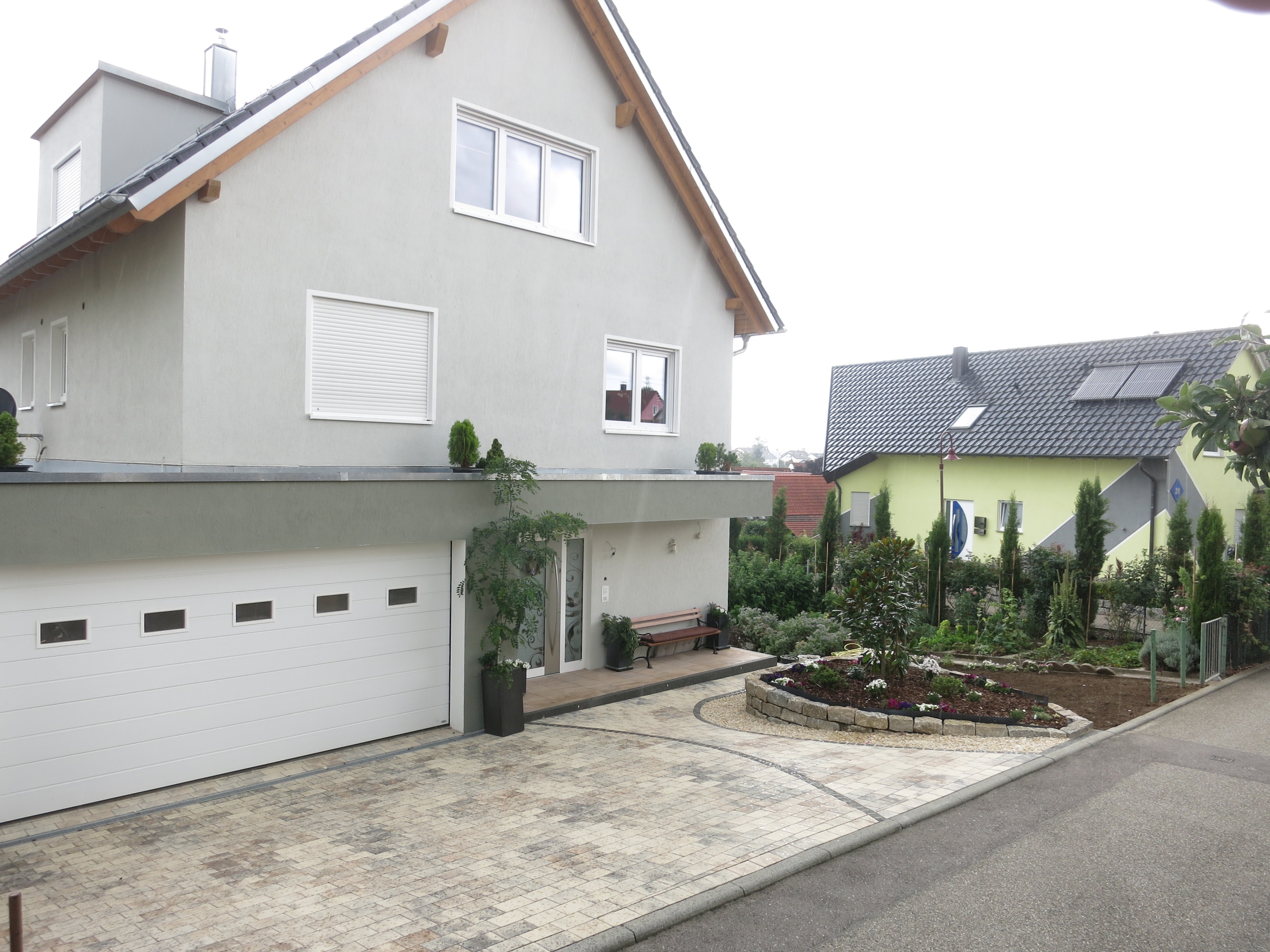 Monteurzimmer: Hausansicht - Voll möbliertes Zimmer mit separatem Bad in 2er-WG