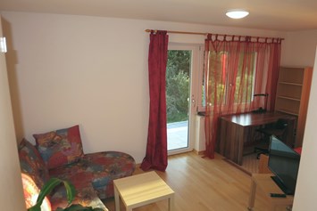 Monteurzimmer: Terrassen-Zimmer 1 - voll möbliertes Zimmer mit Terrasse u. separatem Bad in 2er-WG, Teeküche bevorzugt WE-Heimfahrer 