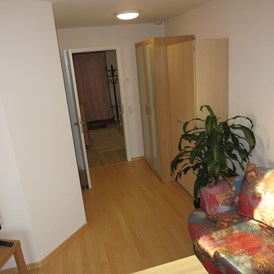 Monteurzimmer: Terrassen-Zimmer 3 - voll möbliertes Zimmer mit Terrasse u. separatem Bad in 2er-WG, Teeküche bevorzugt WE-Heimfahrer 
