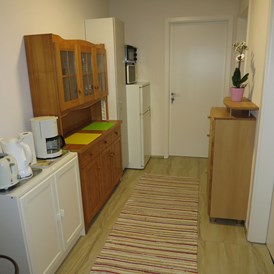 Monteurzimmer: Teeküche - voll möbliertes Zimmer mit Terrasse u. separatem Bad in 2er-WG, Teeküche bevorzugt WE-Heimfahrer 