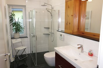 Monteurzimmer: Bad für die WG - voll möbliertes Zimmer mit Terrasse u. separatem Bad in 2er-WG, Teeküche bevorzugt WE-Heimfahrer 