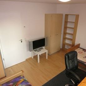 Monteurzimmer: Westzimmer 2 - voll möbliertes Zimmer mit separatem Bad in 2er-WG, Teeküche, bevorzugt an WE-Heimfahrer 