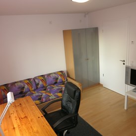 Monteurzimmer: Westzimmer 3 - voll möbliertes Zimmer mit separatem Bad in 2er-WG, Teeküche, bevorzugt an WE-Heimfahrer 