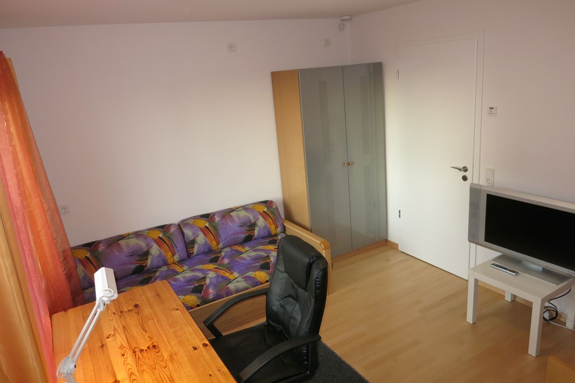 Monteurzimmer: Westzimmer 3 - voll möbliertes Zimmer mit separatem Bad in 2er-WG, Teeküche, bevorzugt an WE-Heimfahrer 
