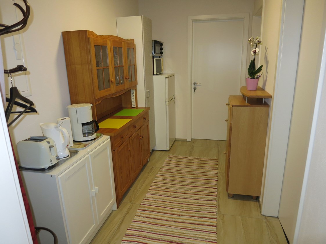 Monteurzimmer: Teeküche  - voll möbliertes Zimmer mit separatem Bad in 2er-WG, Teeküche, bevorzugt an WE-Heimfahrer 