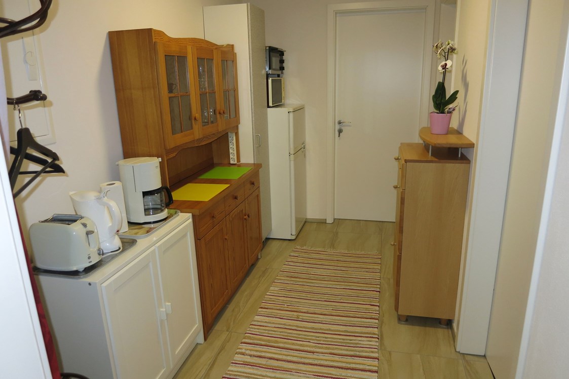 Monteurzimmer: Teeküche  - voll möbliertes Zimmer mit separatem Bad in 2er-WG, Teeküche, bevorzugt an WE-Heimfahrer 
