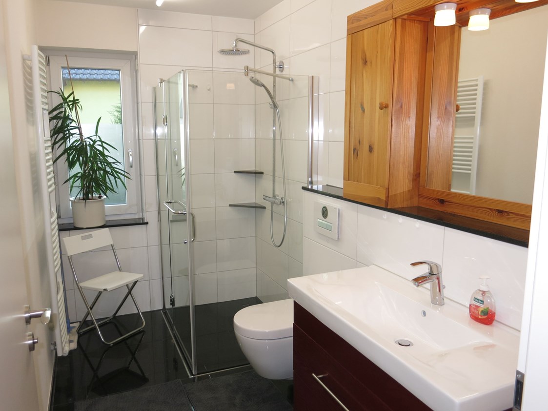 Monteurzimmer: Bad WG - voll möbliertes Zimmer mit separatem Bad in 2er-WG, Teeküche, bevorzugt an WE-Heimfahrer 