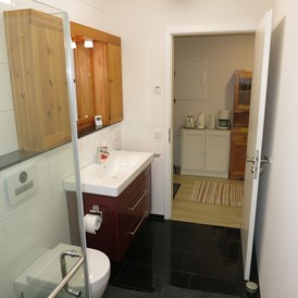 Monteurzimmer: Bad WG - voll möbliertes Zimmer mit separatem Bad in 2er-WG, Teeküche, bevorzugt an WE-Heimfahrer 
