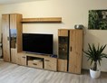 Monteurzimmer: Wohnzimmerschrank mit TV - Ferienwohnung Dechant Henfenfeld