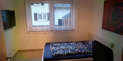 Monteurwohnung - Bad Teinach-Zavelstein - Einzelzimmer mit SmartTV, Bettwäsche und Schreibtisch - Boardinghouse/Gästezimmer