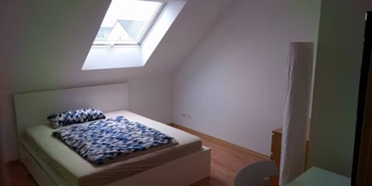 Monteurwohnung - Bad Teinach-Zavelstein - Einzelzimmer im OG mit SmartTV, Bettwäsche und Schreibtisch - Boardinghouse/Gästezimmer