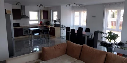 Monteurwohnung - Bad Teinach-Zavelstein - Wohn-/Essbereich Küche, Esszimmertisch und Couch zum gemütlichen Beisammensitzen - Boardinghouse/Gästezimmer