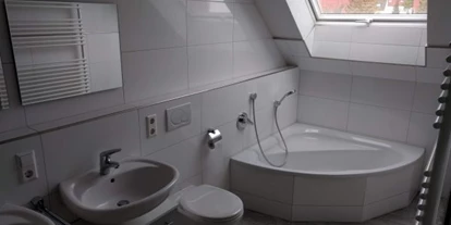 Monteurwohnung - Bad Teinach-Zavelstein - Bad im OG mit 2 Waschbecken, Dusche, WC und großer Eckbadewanne - Boardinghouse/Gästezimmer