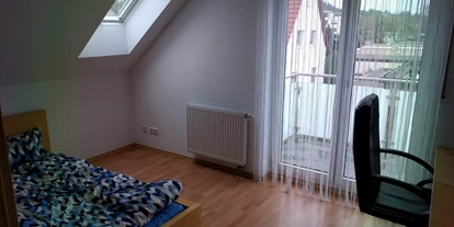 Monteurwohnung - Bad Teinach-Zavelstein - Einzelzimmer im OG mit Balkonzugang, Bettwäsche, SmartTV und Schreibtisch - Boardinghouse/Gästezimmer