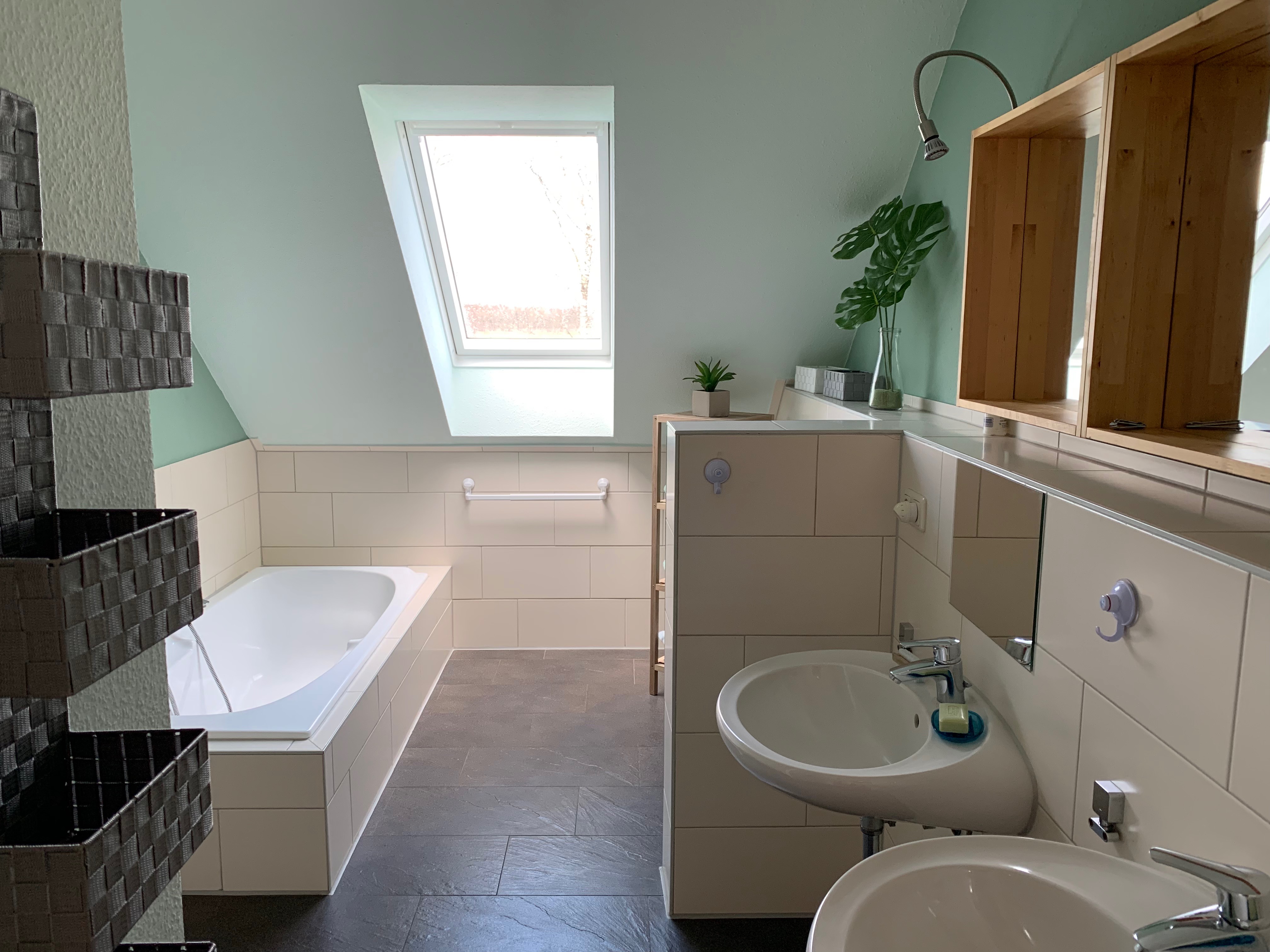 Monteurwohnung - Art der Unterkunft: Ferienwohnung - Binnenland - Bad 10qm
2 Waschbecken,
Dusche,
Badewanne,
Toilette, - Monteur beim Fuchsbau