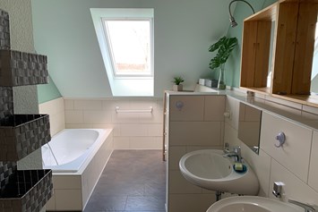 Monteurzimmer: Bad 10qm
2 Waschbecken,
Dusche,
Badewanne,
Toilette, - Monteur beim Fuchsbau