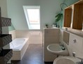 Monteurzimmer: Bad 10qm
2 Waschbecken,
Dusche,
Badewanne,
Toilette, - Monteur beim Fuchsbau