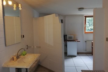 Monteurwohnung: Küche / Dusche - Natalie Kalwa-Britt