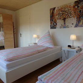 Monteurzimmer: Schlafzimmer 1 mit 2 Einzelbetten und TV  - Karin Stoltenhoff