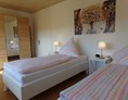 Monteurzimmer: Schlafzimmer 1 mit 2 Einzelbetten und TV  - Karin Stoltenhoff
