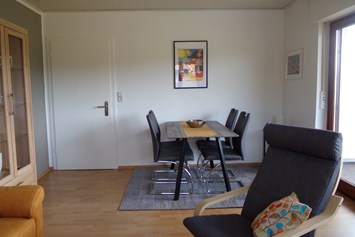Monteurzimmer: Wohnzimmer mit Essbereich - Karin Stoltenhoff