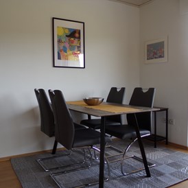 Monteurzimmer: Wohnzimmer mit Essbereich - Karin Stoltenhoff