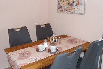 Monteurzimmer: Essbereich in der Küche - Karin Stoltenhoff