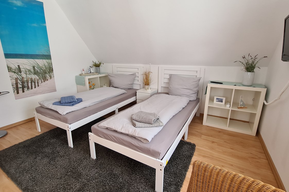 Monteurzimmer: Schlaf- Wohnbereich - Ruhige Wohnung mit großem Balkon