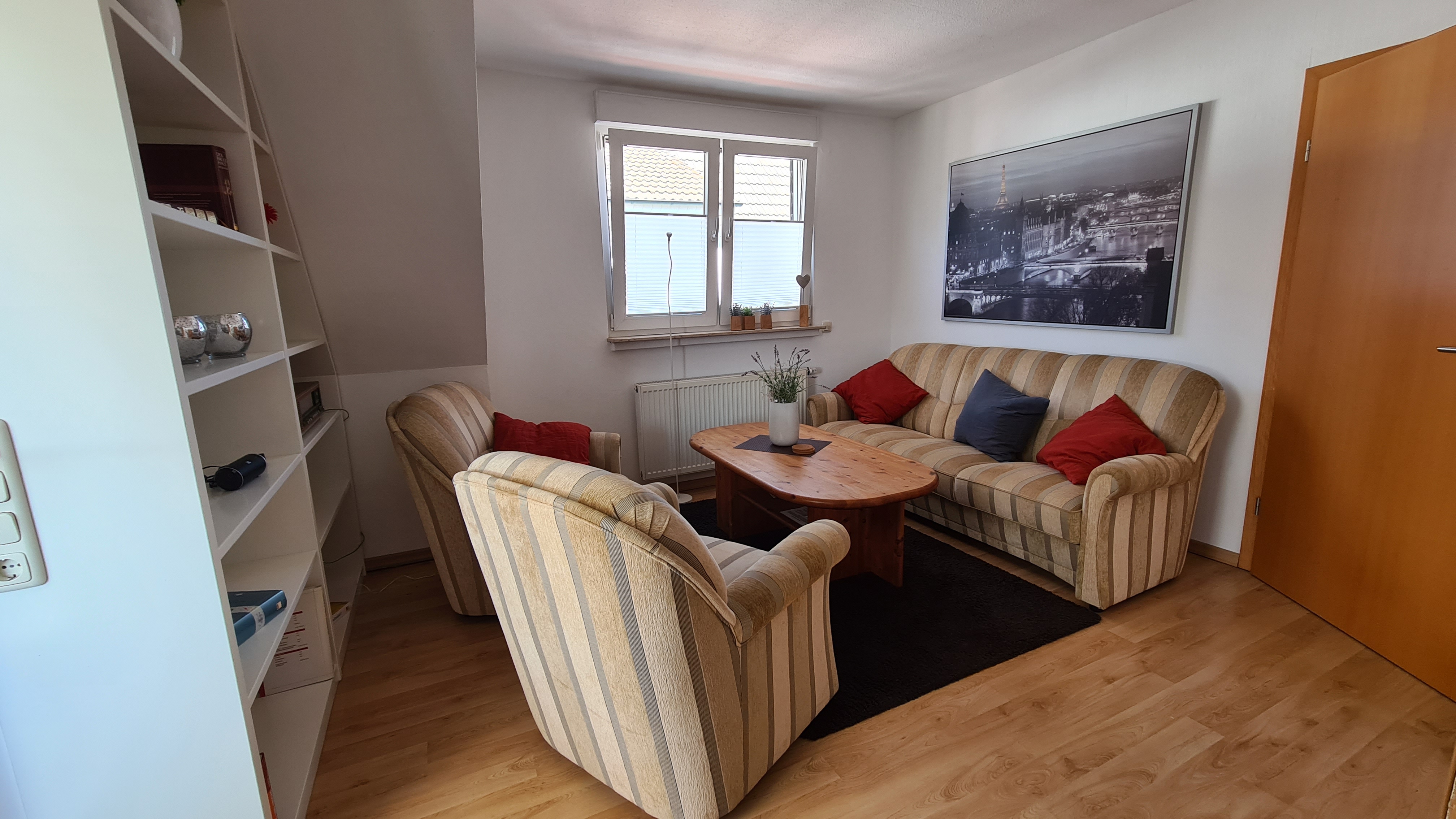 Monteurzimmer: Wohnbereich mit Zugang zum Balkon - Ruhige Wohnung mit großem Balkon