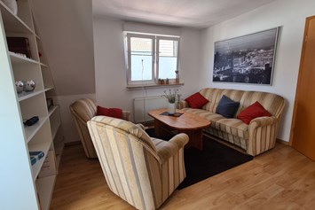 Monteurzimmer: Wohnbereich mit Zugang zum Balkon - Ruhige Wohnung mit großem Balkon