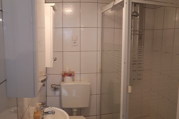 Monteurzimmer: Toilette mit Dusche - Zimmer und Ferienwohnungen Spiess
