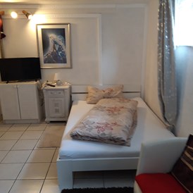 Monteurzimmer: Einzelbett kann auch zu zweit genutzt werden. - Zimmer und Ferienwohnungen Spiess