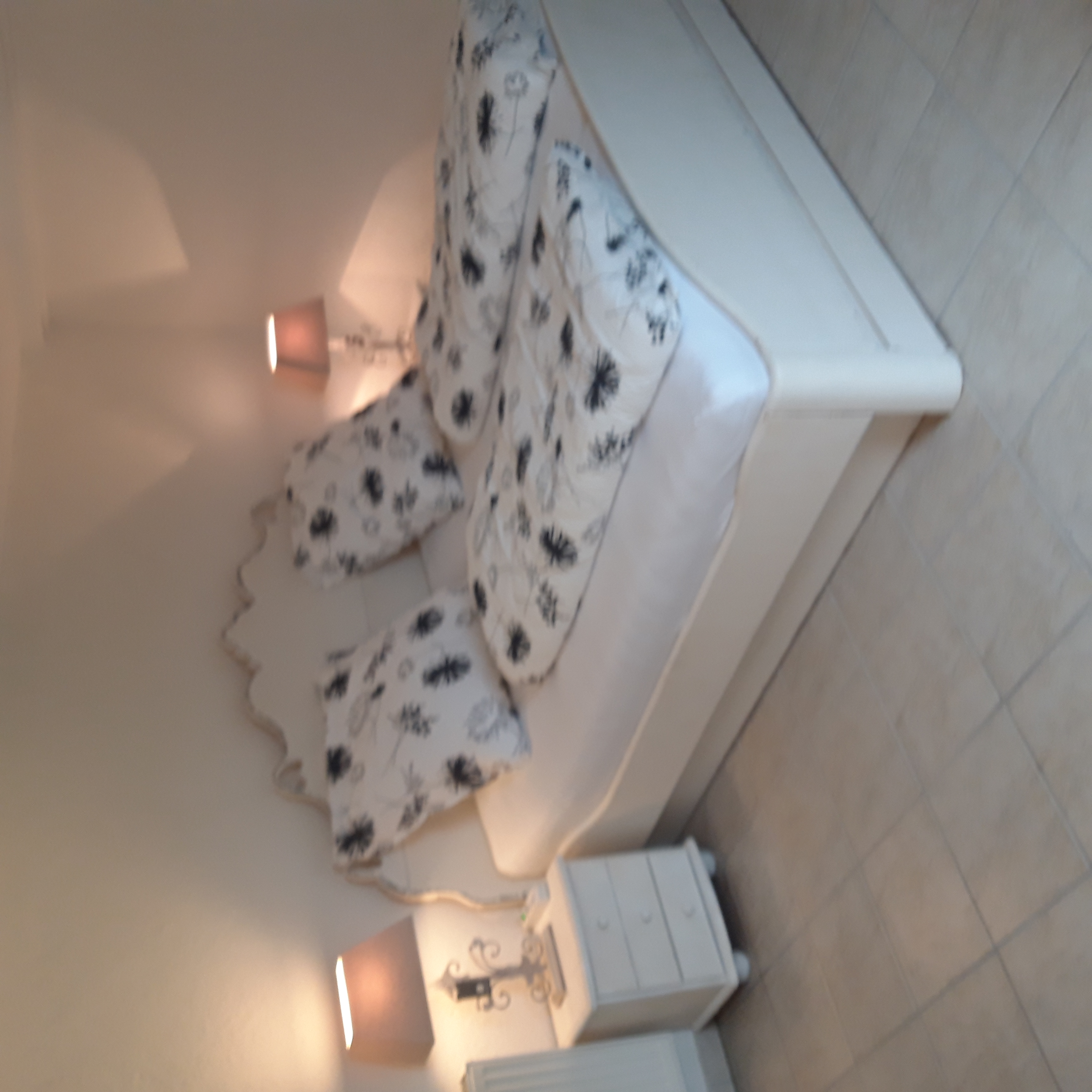 Monteurzimmer: Doppelbett in Ferienwohnung Oppenheimer. -  Zimmer und Monteur-Wohnungen Spieß