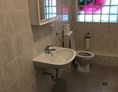 Monteurzimmer: Tageslichtbad mit Spiegel und WC - Pension Dreilinden