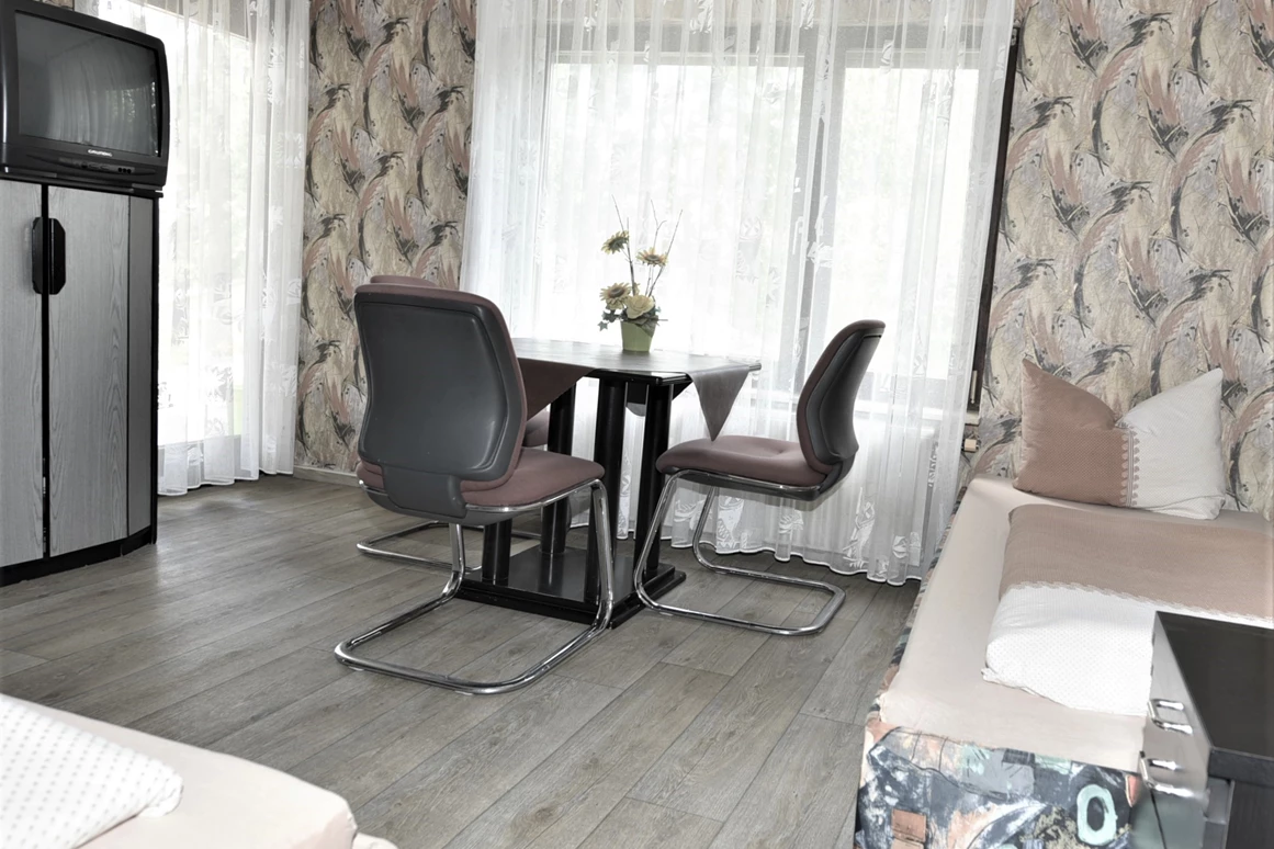 Monteurzimmer: Beispiel: BU-7-8Bett  Wohn-Obj - 5-6 + 7-8 Bett-Monteur-Wohnungen, Mehrbettzimmer