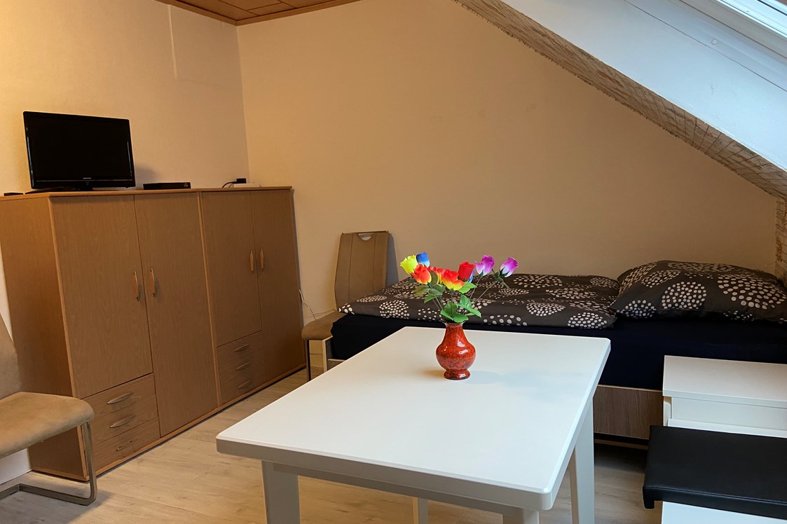Monteurzimmer: Zimmer 1 / Zweibettzimmer mit 2 Einzelbetten, Essplatz und TV. - Monteurzimmer Ferienwohnung Mehrum 