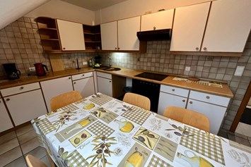 Monteurzimmer: Küche mit großem Essplatz und allen Utensilien zum Kochen.   - Monteurzimmer Ferienwohnung Mehrum 