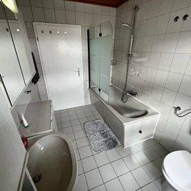 Monteurzimmer: Badezimmer mit Badewanne/Dusche und Toilette - Monteurzimmer Ferienwohnung Mehrum 