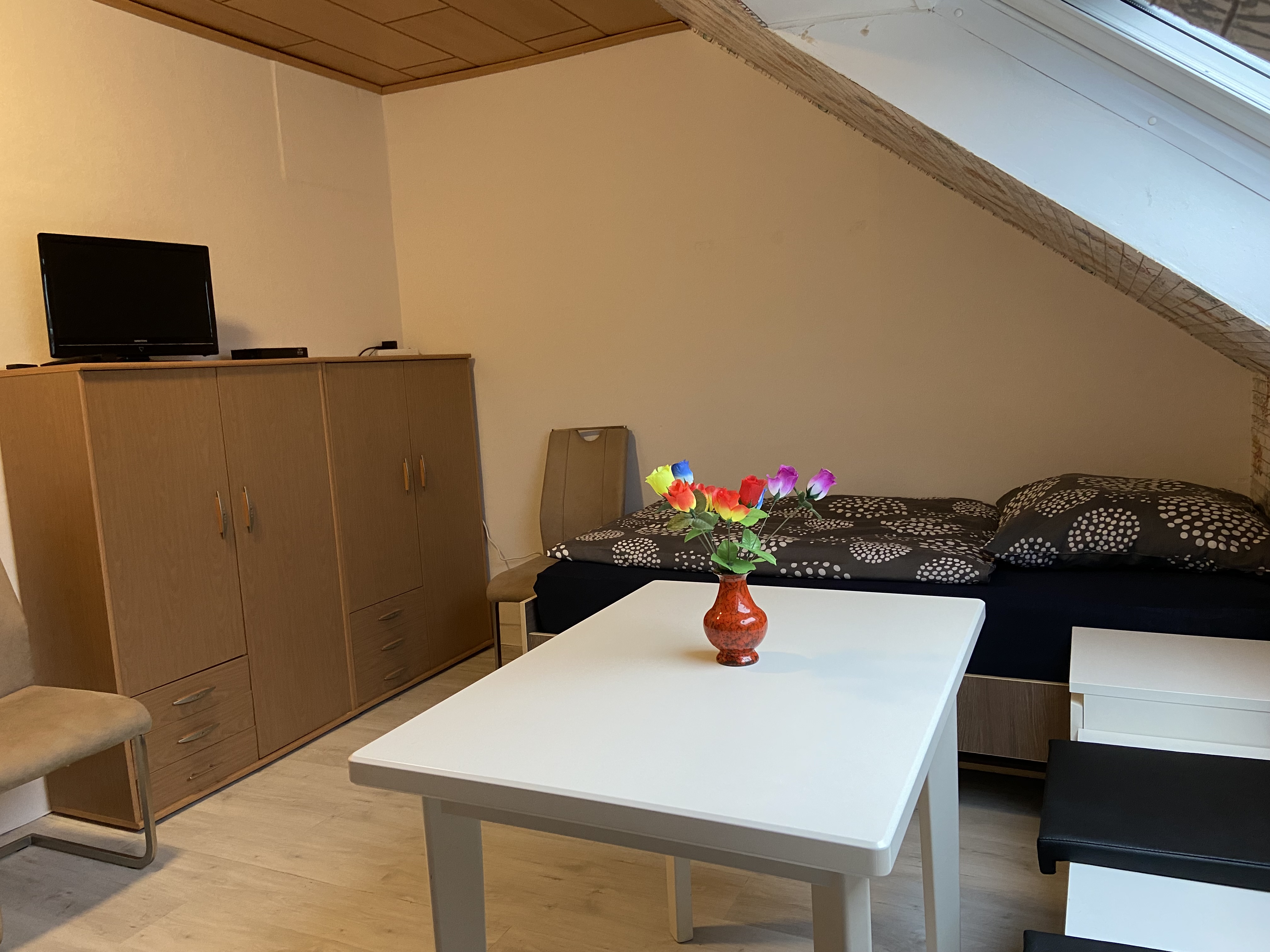 Monteurwohnung - Peine - Zimmer 1 / Zweibettzimmer mit 2 Einzelbetten, Essplatz und TV. - Monteurzimmer Hohenhameln Mehrum 