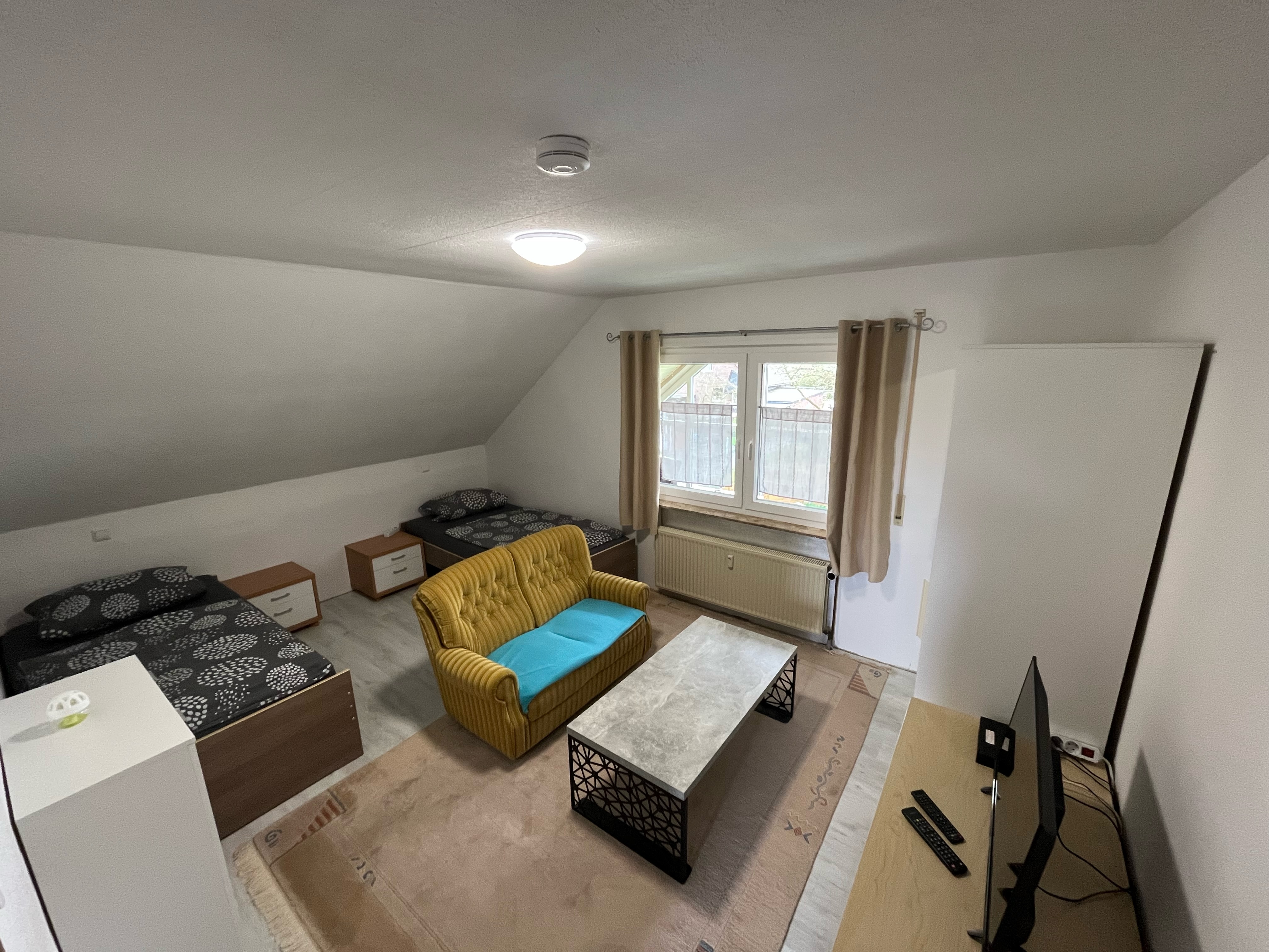 Monteurwohnung - Peine - Zimmer 2 / Zweibettzimmer mit 2 Einzelbetten, Couch, Couchtisch und TV. - Monteurzimmer Hohenhameln Mehrum 