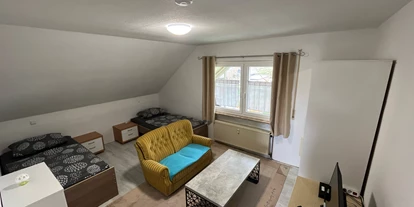 Monteurwohnung - PLZ 31319 (Deutschland) - Zimmer 2 / Zweibettzimmer mit 2 Einzelbetten, Couch, Couchtisch und TV. - Monteurzimmer Hohenhameln Mehrum