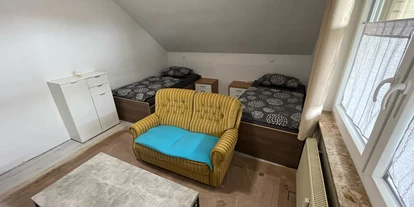Monteurwohnung - PLZ 31319 (Deutschland) - Zimmer 2 / Zweibettzimmer mit 2 Einzelbetten, Couch, Couchtisch und TV. - Monteurzimmer Hohenhameln Mehrum