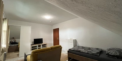 Monteurwohnung - PLZ 31319 (Deutschland) - Zimmer 2 / Zweibettzimmer mit 2 Einzelbetten, Couch, Couchtisch und TV. - Monteurzimmer Hohenhameln Mehrum