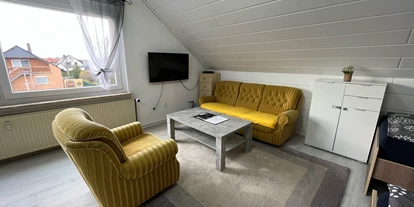 Monteurwohnung - PLZ 31319 (Deutschland) - Zimmer 3 / Vierbettzimmer mit 4 Einzelbetten, Couch, Couchtisch und TV. Zu diesem Zimmer gehört ein Wintergarten mit Blick auf den Garten.  - Monteurzimmer Hohenhameln Mehrum
