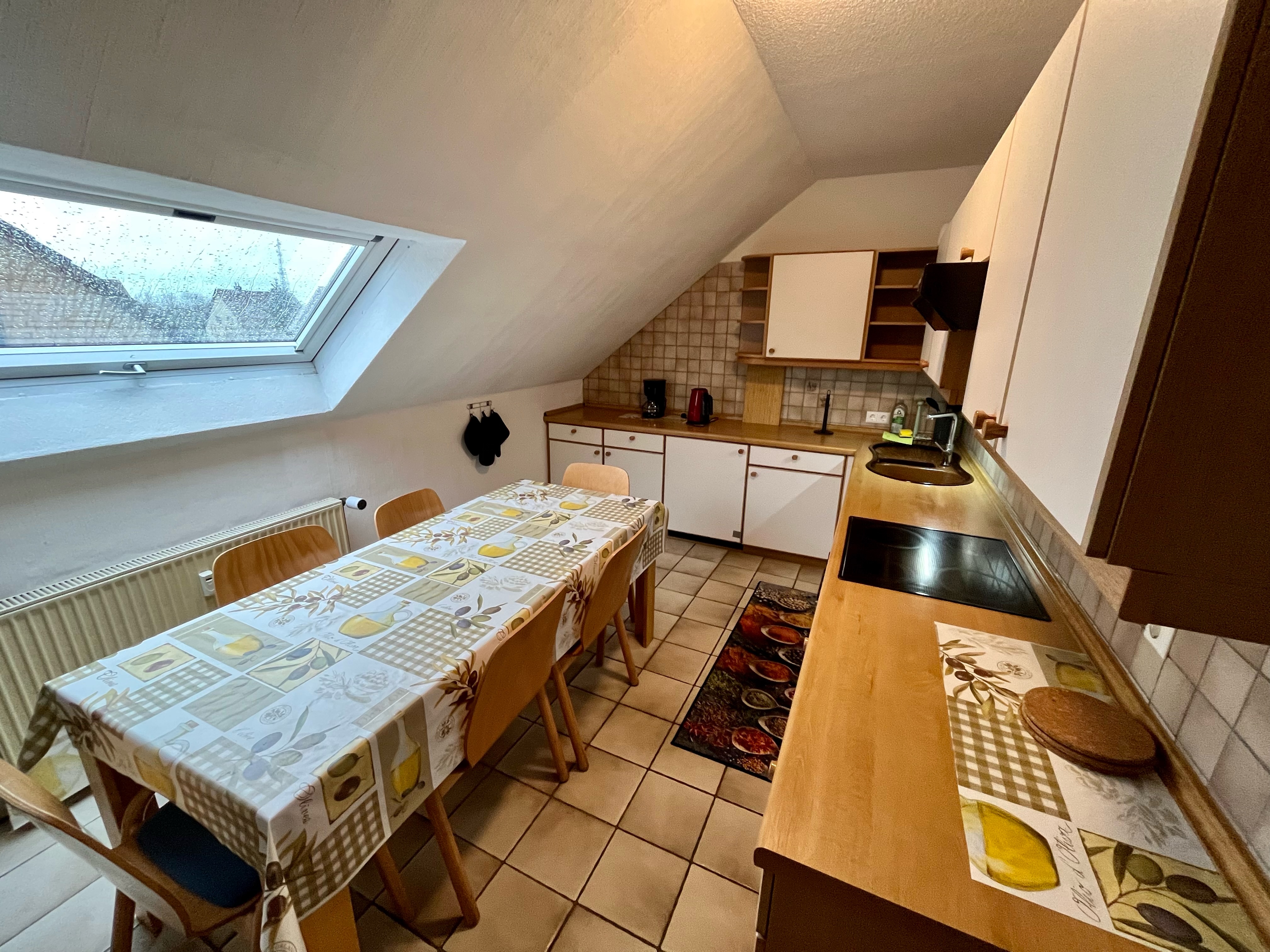 Monteurzimmer: Küche mit großem Essplatz und allen Utensilien zum Kochen.   - Monteurzimmer Hohenhameln Mehrum 