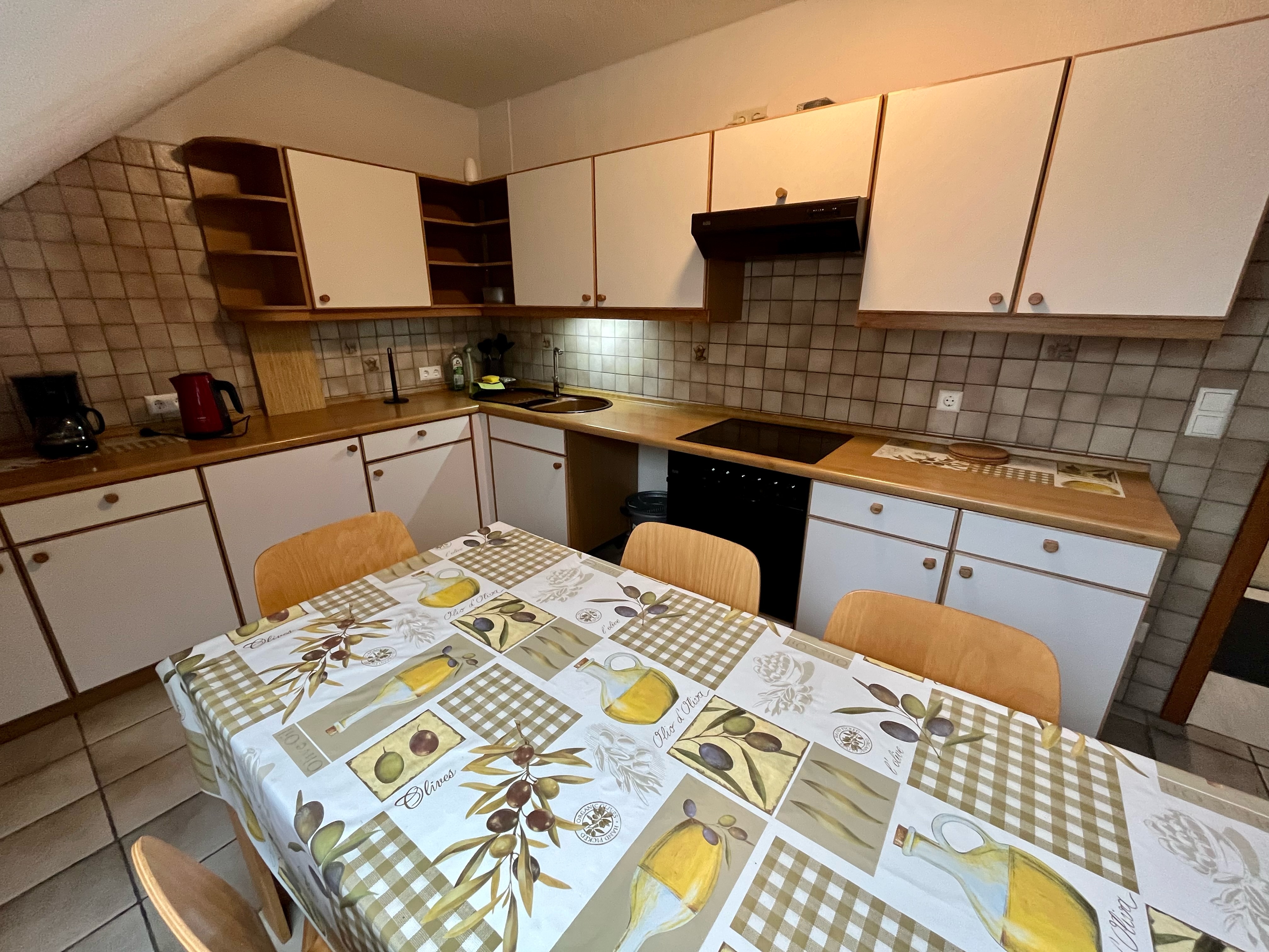 Monteurzimmer: Küche mit großem Essplatz und allen Utensilien zum Kochen.   - Monteurzimmer Hohenhameln Mehrum 