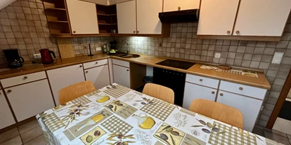 Monteurwohnung - PLZ 31319 (Deutschland) - Küche mit großem Essplatz und allen Utensilien zum Kochen.   - Monteurzimmer Hohenhameln Mehrum