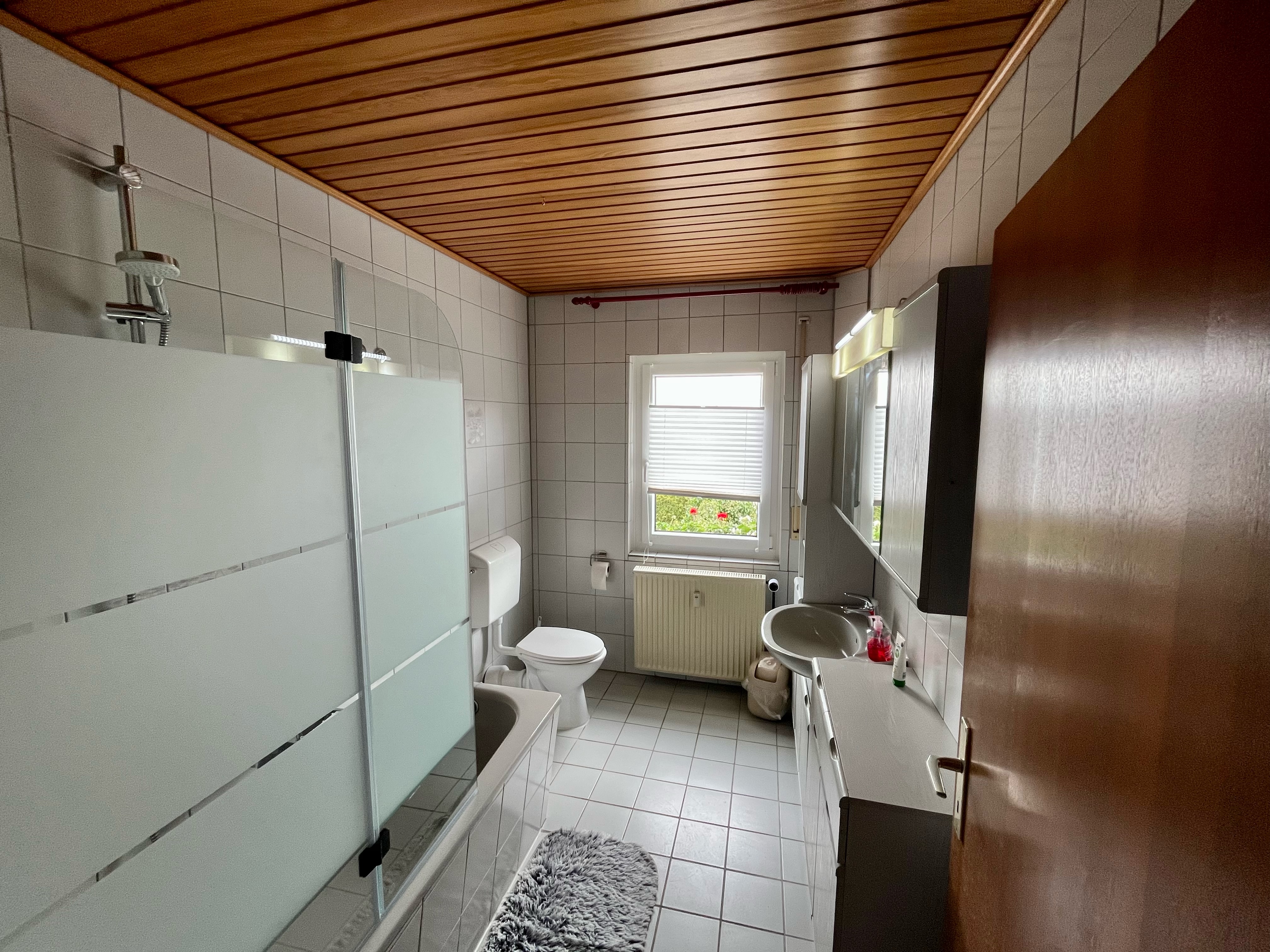 Monteurzimmer: Badezimmer mit Badewanne/Dusche und Toilette - Monteurzimmer Hohenhameln Mehrum 