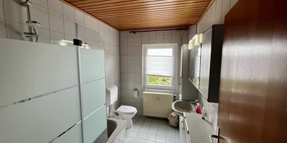 Monteurwohnung - PLZ 31319 (Deutschland) - Badezimmer mit Badewanne/Dusche und Toilette - Monteurzimmer Hohenhameln Mehrum